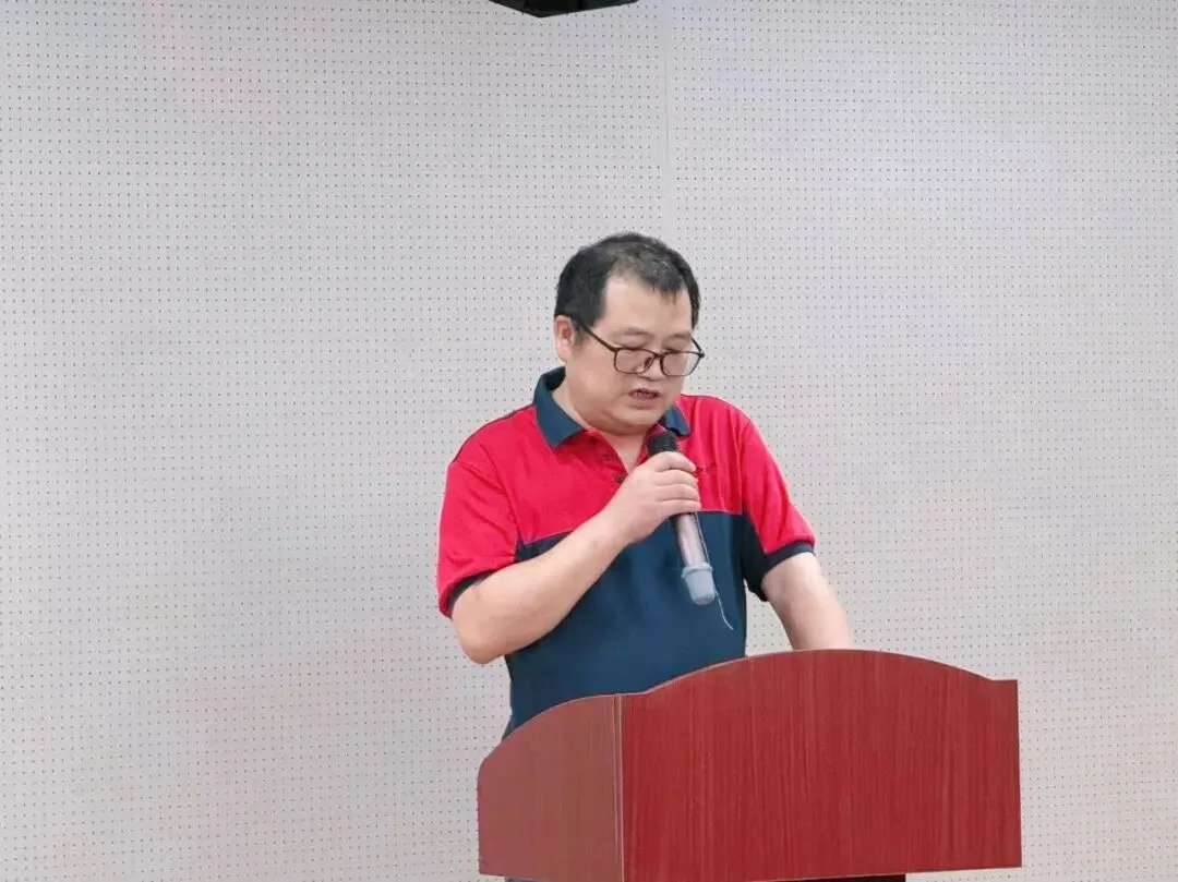 新当选工会主席范捷作表态发言