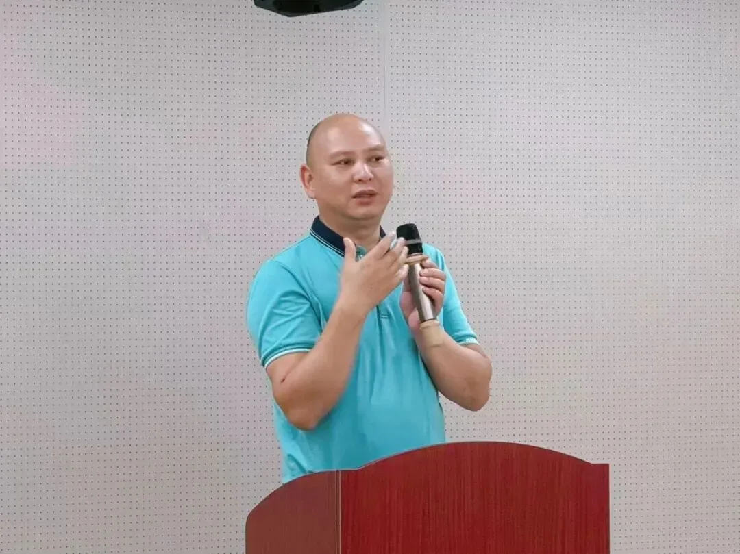 中智源总经理周雄柏在成立大会上讲话